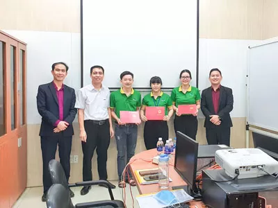 Bế giảng khóa chuyên sâu khai báo hải quan tại cty Đông Việt