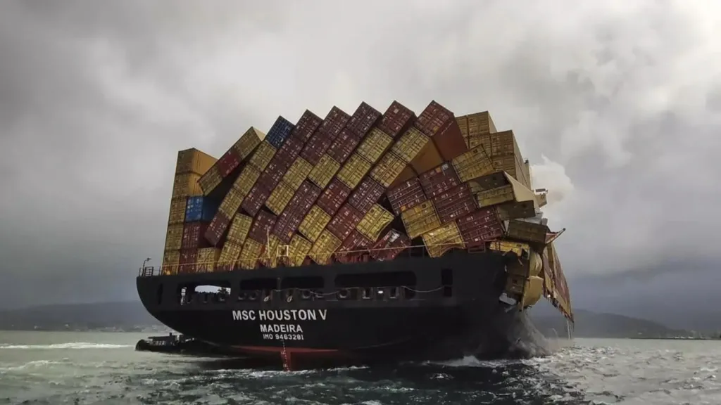 MSC mất 15 container vì bão ngoài khơi Bồ Đào Nha