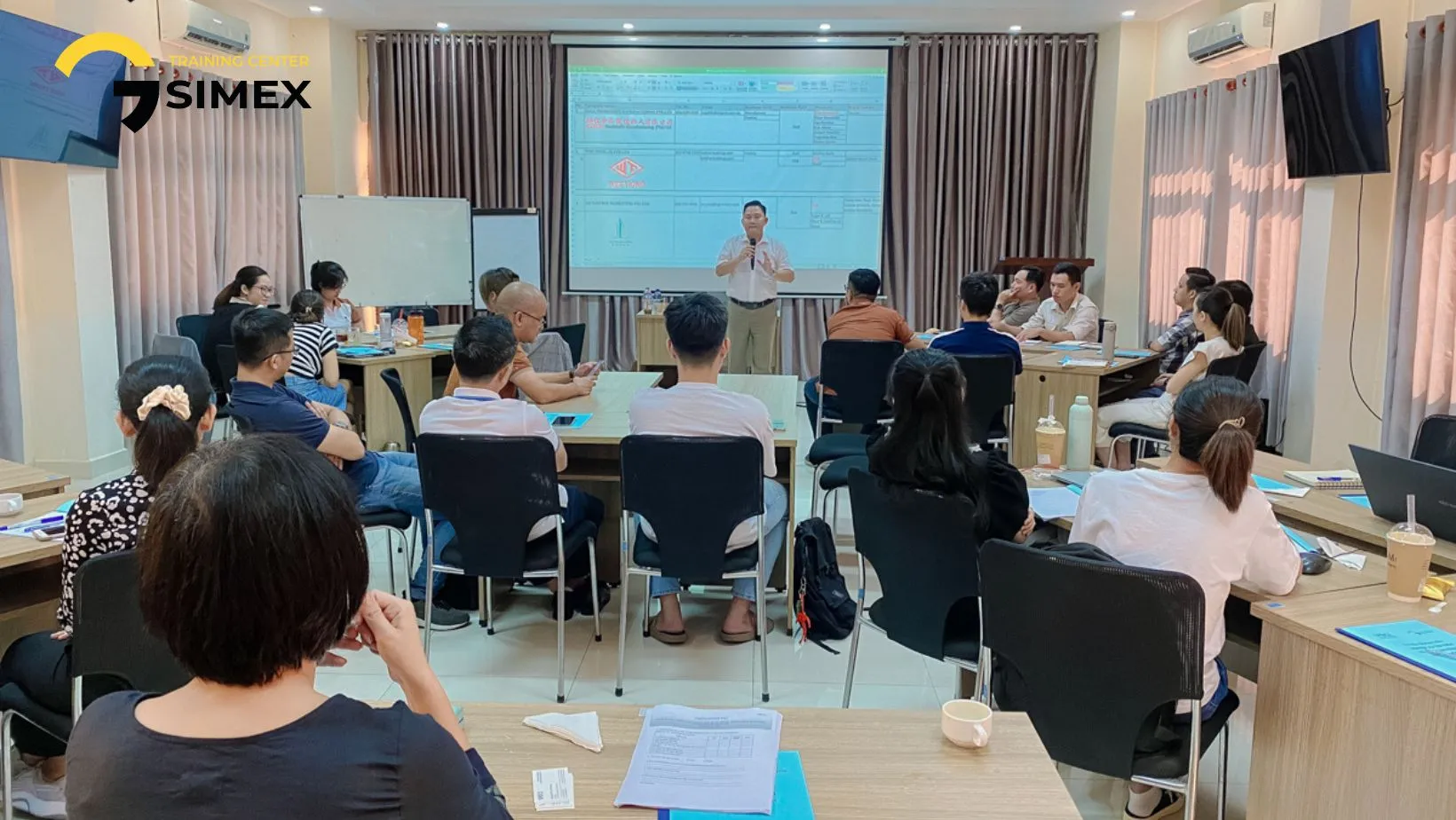 SAIGON IMPORT-EXPORT CONSULTING AND TRAINING CENTER (SIMEX) IS PLEASED TO COOPERATE WITH THE VIETNAM CHAMBER OF COMMERCE AND INDUSTRY (VCCI) DA NANG IN PROJECT 25 INITIATED BY THE GOVERNMENT